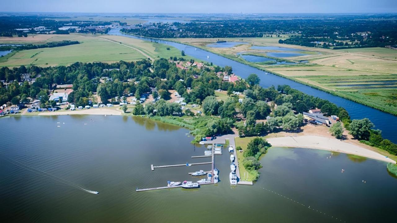 Woonboot In Sumar Gelegen Tussen Leeuwarden En Drachten Suameer Exterior foto