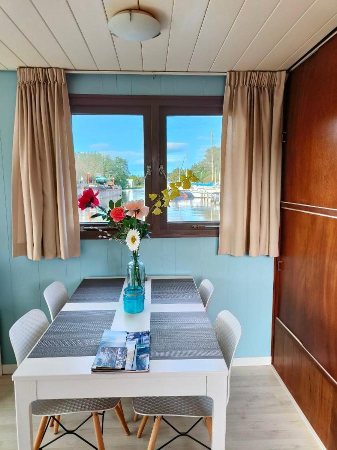 Woonboot In Sumar Gelegen Tussen Leeuwarden En Drachten Suameer Exterior foto
